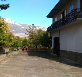 casa autonoma con corte antistante e garage