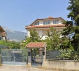 Zona SS. Medici – Intero fabbricato con giardino