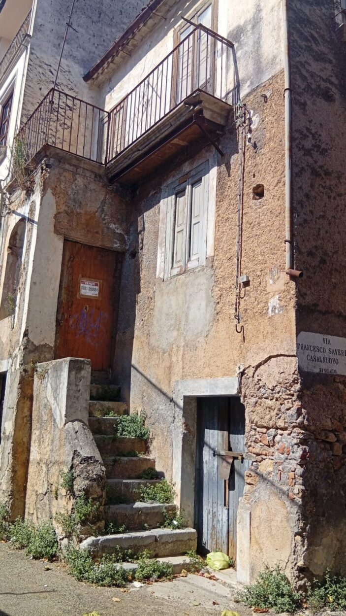 Via Alfano – casa autonoma da ristrutturare