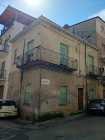 casa autonoma da ristrutturare su due livelli + soffitta